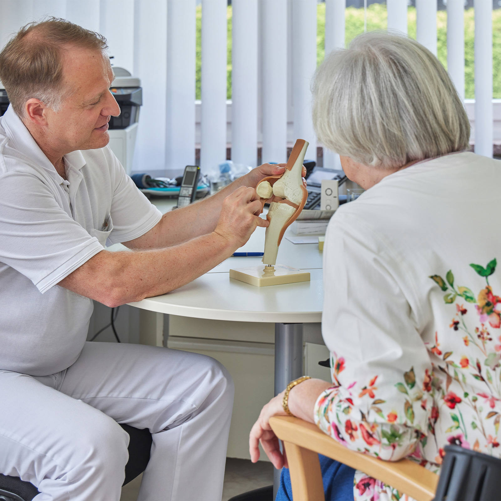 Die hellen und freundlichen Räume der physiotherapeutischen Abteilung unterstützen durch die moderne Ausstattung und das angenehme Raumklima Ihre persönliche Therapie.